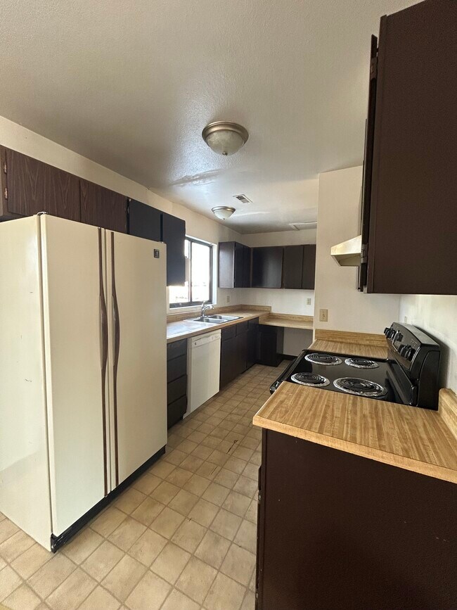 Building Photo - Denali St