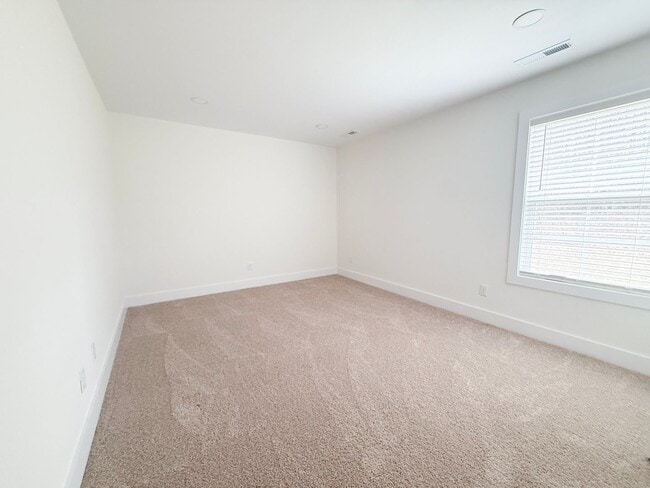 Building Photo - 3 Bedroom Home with 2 Car Garage and Resort Style Pool Access