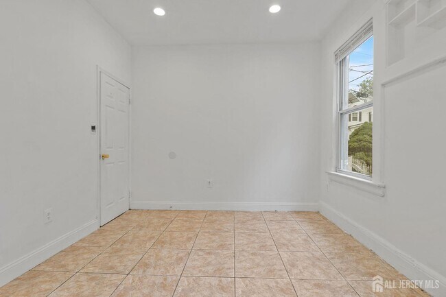 Building Photo - 213 Maple Ave