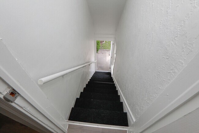 Building Photo - 4729 Pinehurst Ave