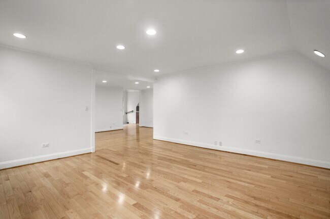 Building Photo - 52 Bruce Park Dr