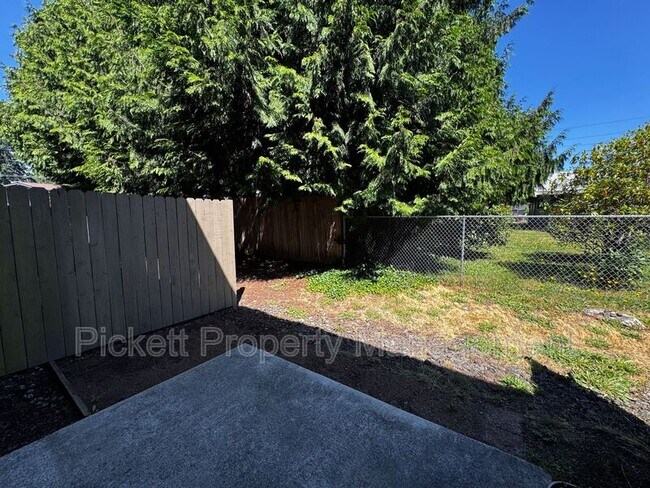 Building Photo - 680 Northpark Ln