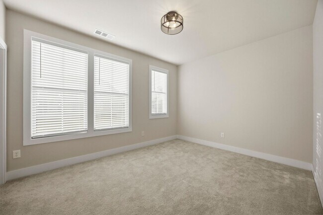 Building Photo - Walkable Lifetsyle in Westshore!