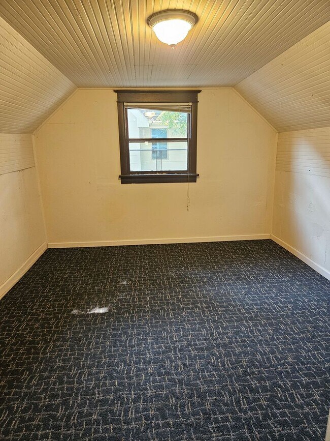 Building Photo - 318-320 W Myrtle