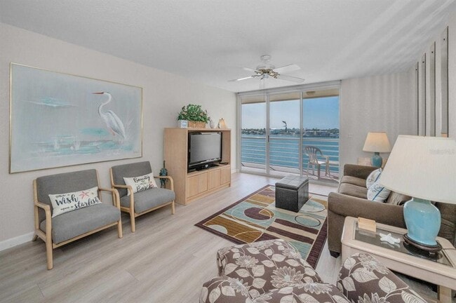 Building Photo - 6085 Bahia Del Mar Cir N