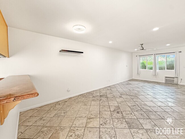 Building Photo - Updated 2BR/1.5BA Condo in Spring Valley Available Now!