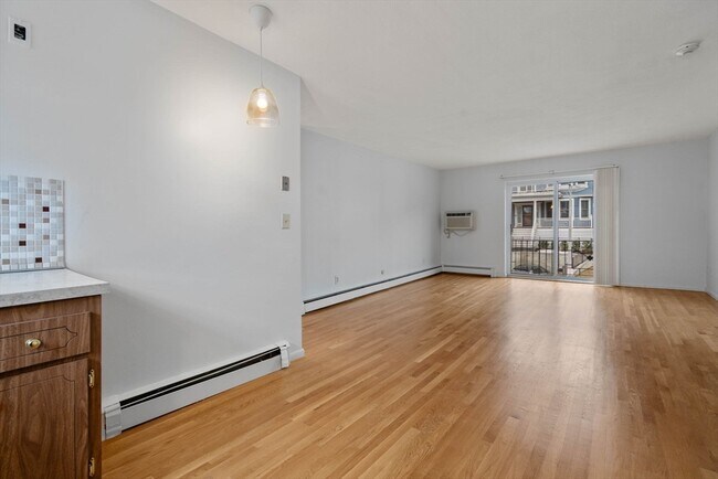 Building Photo - 8 Robinwood Ave