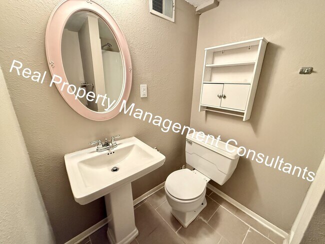 Building Photo - $600 Rent Credit on 3 Bedroom Split-Level ...