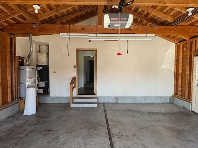 Building Photo - 3 Bedroom/ 2 Bathroom Single Level Home