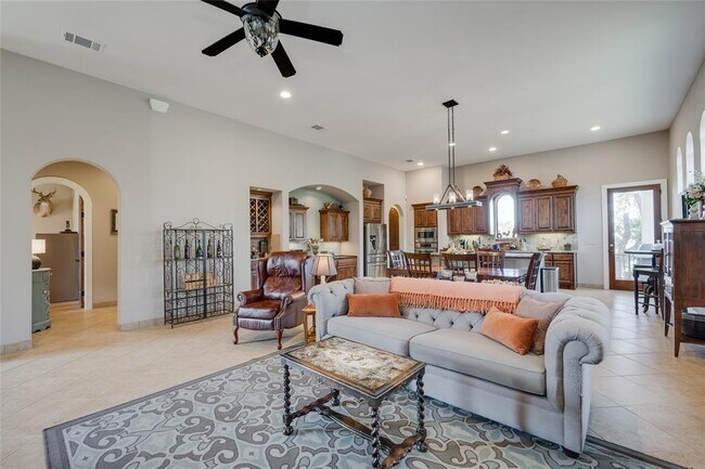 Building Photo - 404 Bendito Way