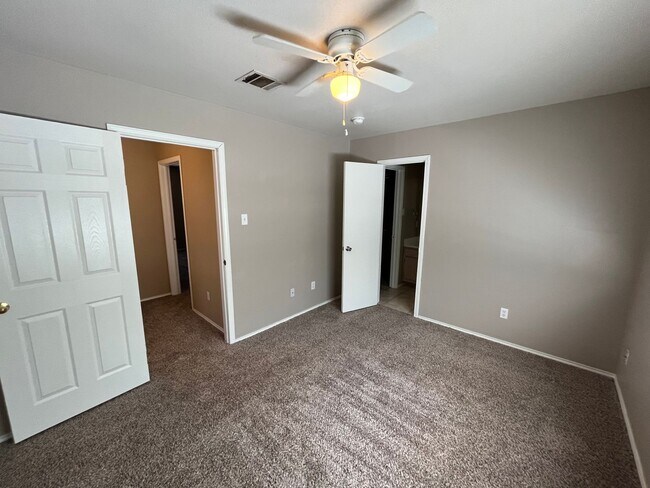 Building Photo - 9625 Sugar Hill Dr
