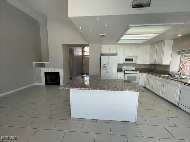 Building Photo - 1332 Royal Creek