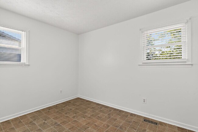 Building Photo - "Charming 3-Bed Home with Gleaming Hardwood Floors in Hope Mills!"