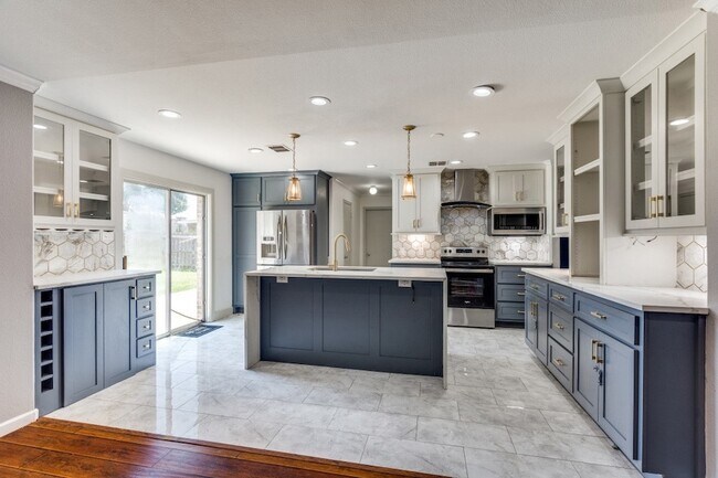Building Photo - 320 S Mesa Verde Way