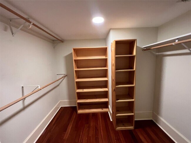 Building Photo - 811 E 46th St