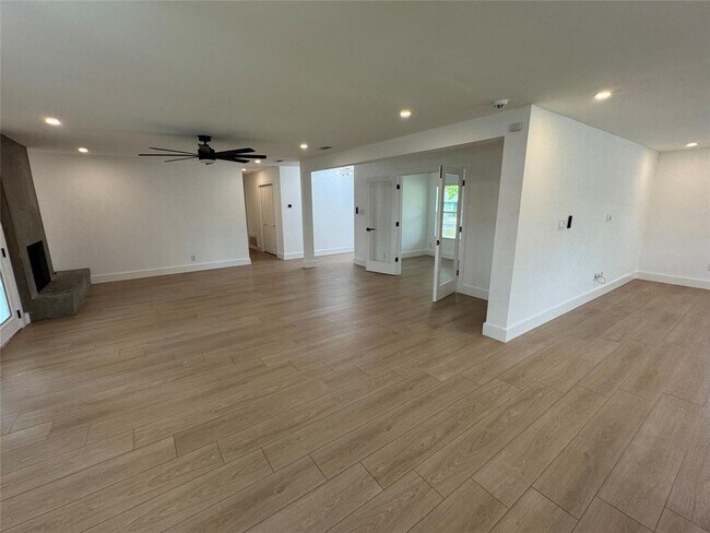 Building Photo - 5805 N Hampton Dr