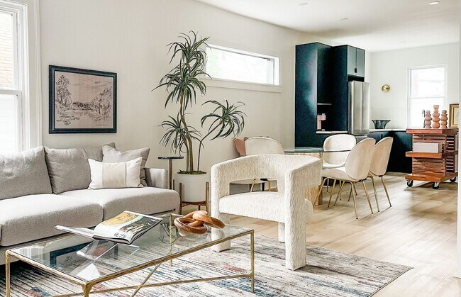 Building Photo - Gorgeous three bedroom in the heart of Par...