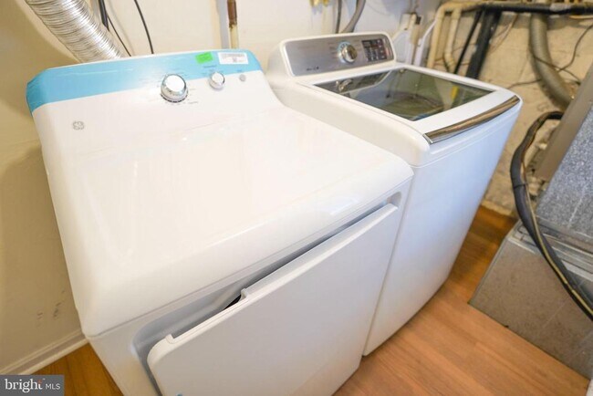 Building Photo - 4570 Conwell Dr