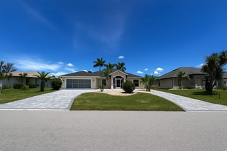 Building Photo - FURNISHED SHORT TERM RENTAL - 3 Bed / 2 Ba...