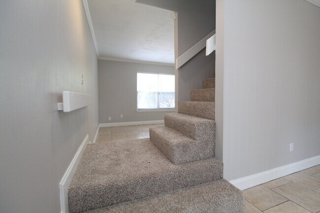 Building Photo - Updated Northeast Pensacola 3BR End-Unit Townhome Near UWF & Cordova Mall with Fresh Paint, New C...