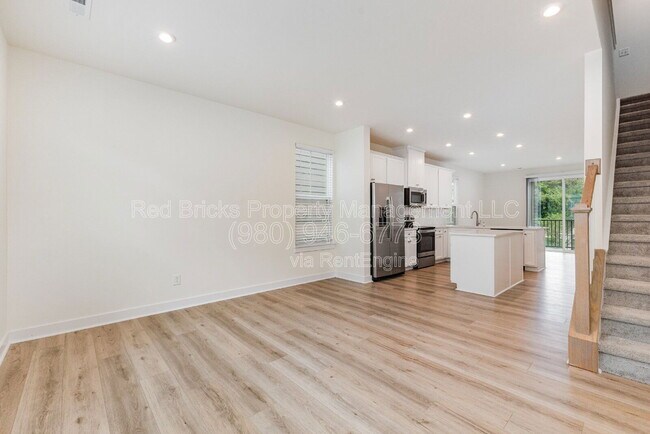 Building Photo - 6122 Cleburne Ct