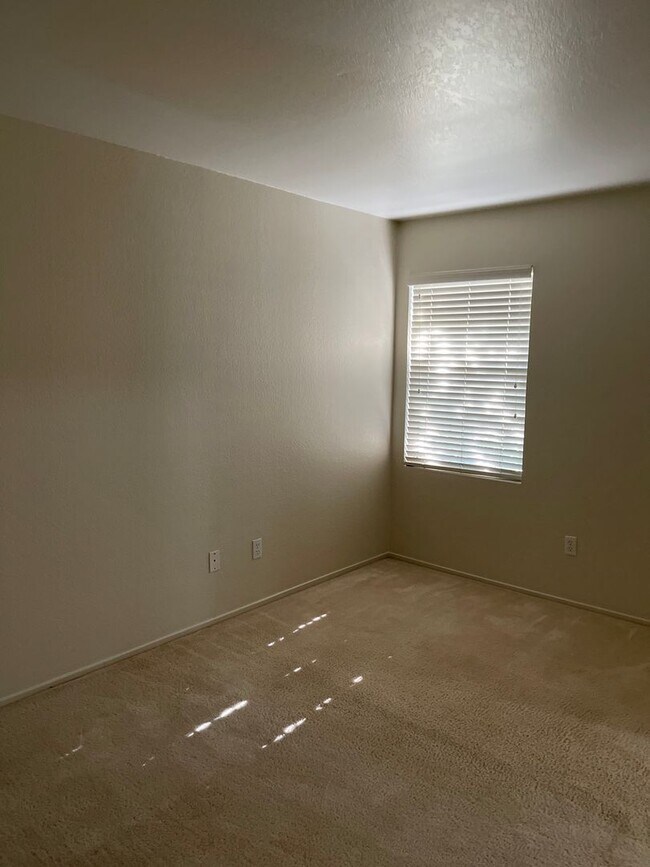Building Photo - DOWNSTAIRS CONDO IN GATED COMMUNITY