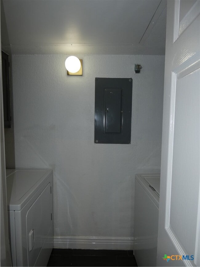 Building Photo - 14745 Babcock Rd