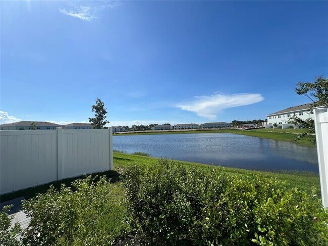 Building Photo - 655 SE Lk Fls St