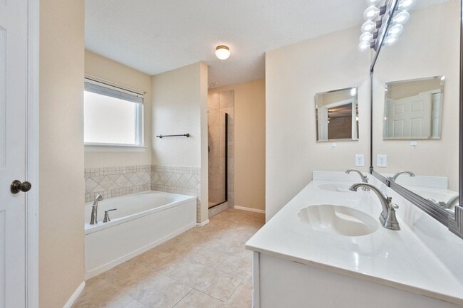 Building Photo - Mansfield Country Club Home