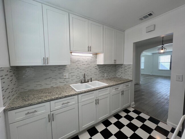 Building Photo - Beautiful renovated 1 bedroom Condo with River Views!