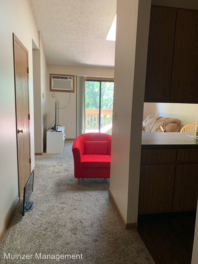 Building Photo - 2 br, 2 bath Room For Rent - 261 W. Wood St.