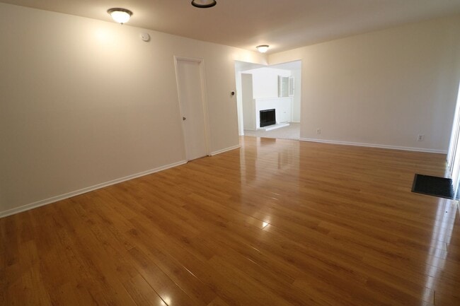 Building Photo - 3 BEDROOM, 2 BATH:  Home for Lease in Nort...