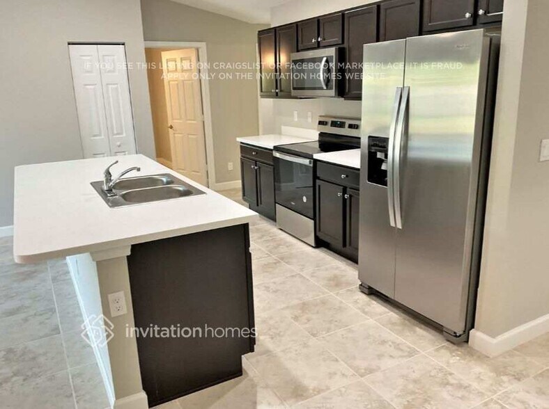 Building Photo - 880 Merrimac St SE