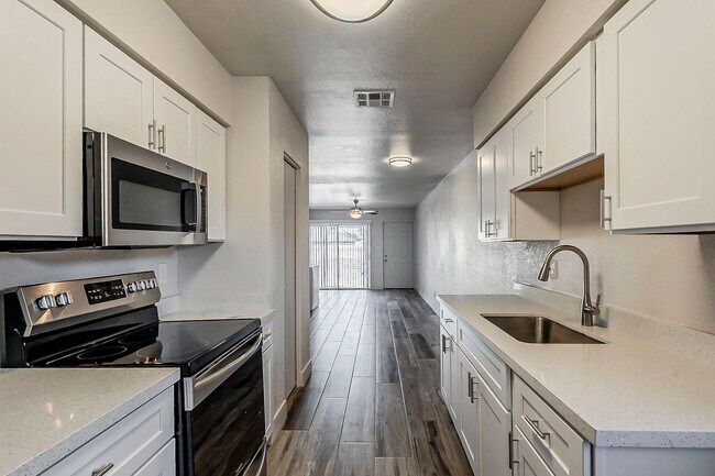 Building Photo - 558 S Lesueur