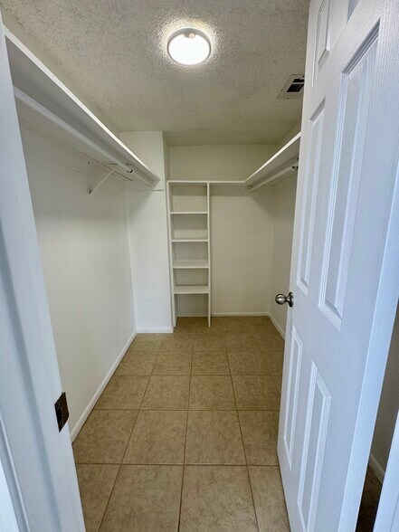 Building Photo - 588 Orange Dr