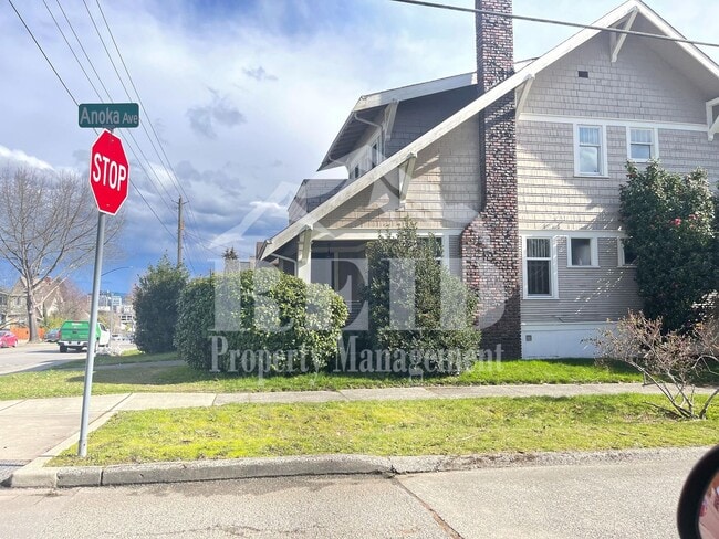 Building Photo - Large home/3bed 3 bath with bonus/office room just outside of PSNS and close to Bremerton Ferry
