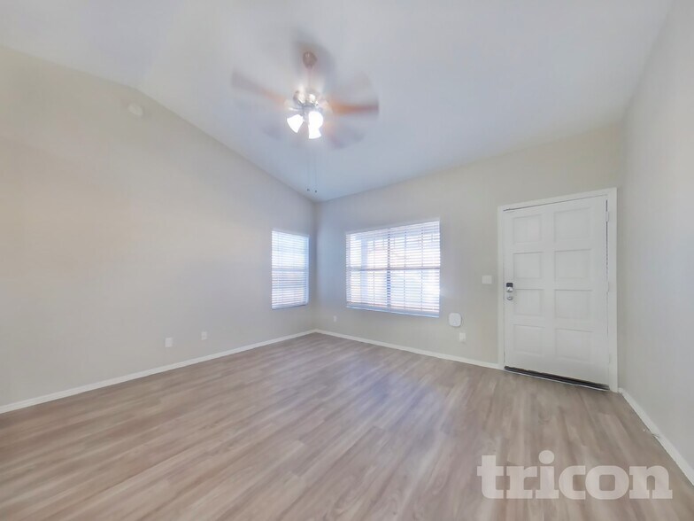 Building Photo - 515 E Rockwood Dr