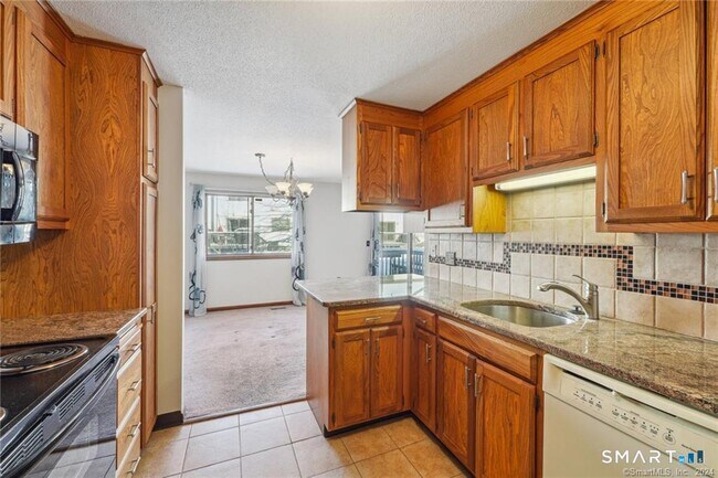 Building Photo - 17 Oak Forest Dr