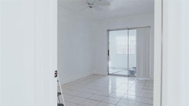 Building Photo - 6320 SW 10th Ct