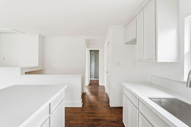 Building Photo - 612 W Alabama St