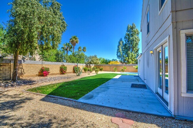 Building Photo - Offering 3 spacious bedrooms, 2.5 baths, l...