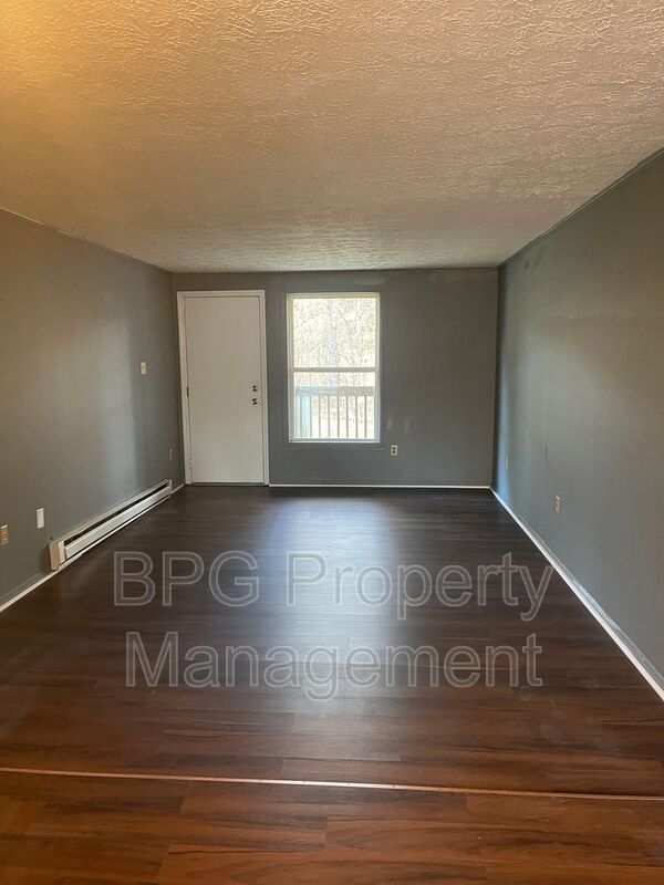 Building Photo - 123 Circle Dr