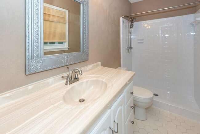 Building Photo - 3 Bedroom 2 Bath Home in Kings Grant - Sum...