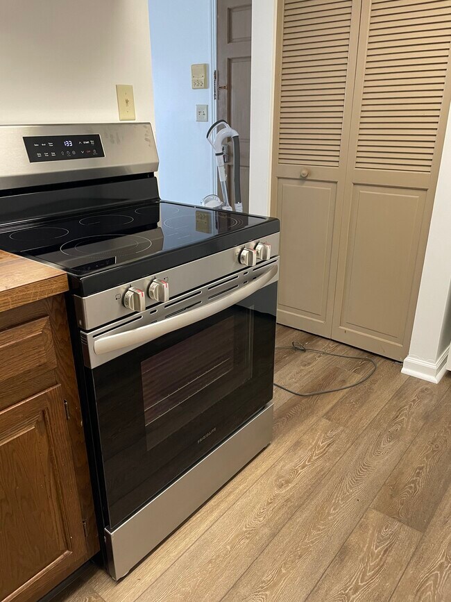 Flattop stove - 147 N 16th St