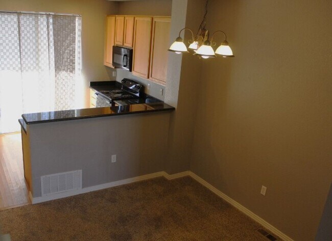 Building Photo - Stonegate Townhouse w/ 3 br/3 1/2 baths!!