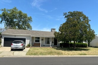 Building Photo - Adorable 3/1 w/Amazing Fenced Yard!  PLEASE READ ENTIRE AD FOR VIEWINGS