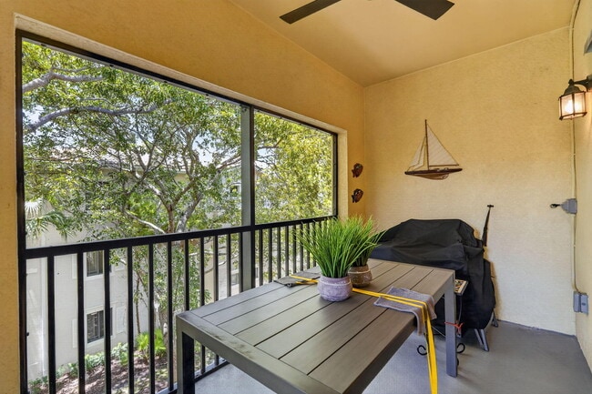Building Photo - 3020 Alcazar Pl
