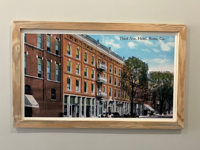 Building Photo - Beautifully Furnished 1/1 Apartment in Downtown Broad St.- $2,350