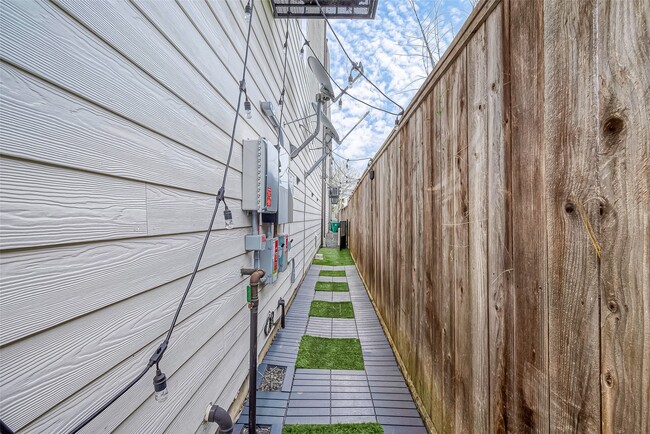 Building Photo - 712 Clark St