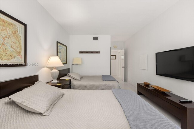 Building Photo - 101 Crandon Blvd